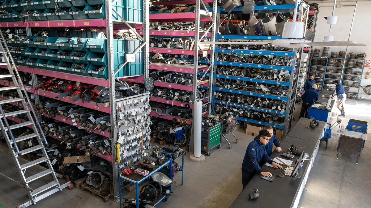 Il nostro reparto vendite con clienti - Ecostar, oltre 16 anni di esperienza nei motori usati e rettificati